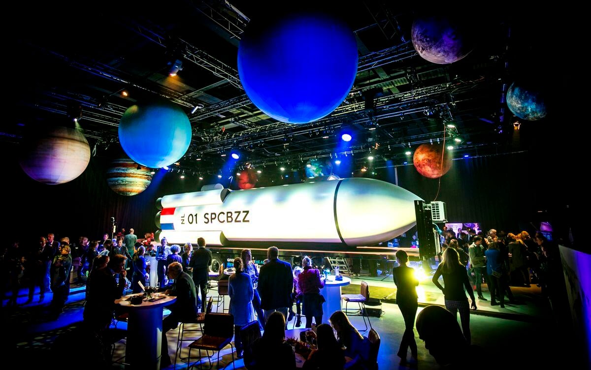 This Virtual Reality SpaceBuzz Bus Lets You Feel What Its Like to See Earth from Above-4