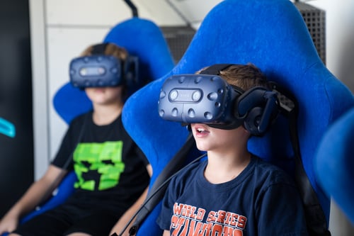 rechtenvrije foto jongens met VR bril